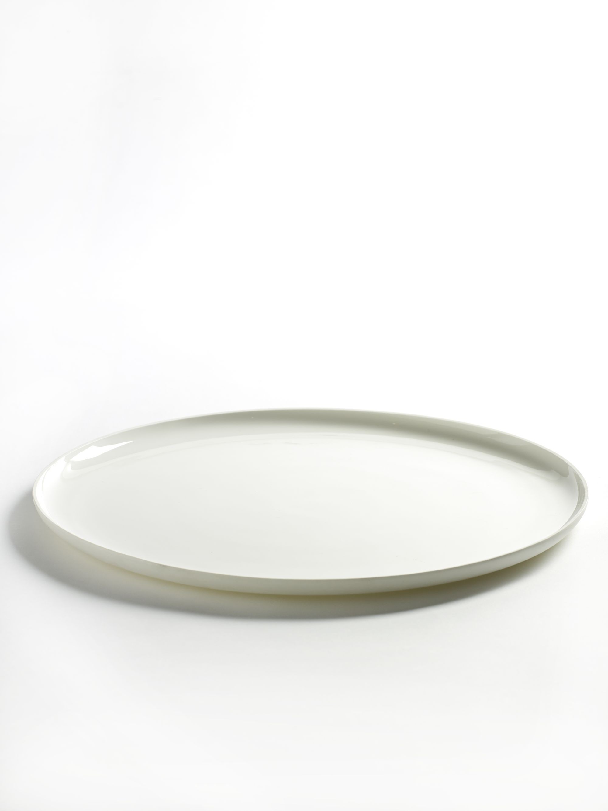 https://www.lilis.fr/10070/assiette-plate-blanche-xxl-diam-32-base-de-serax.jpg